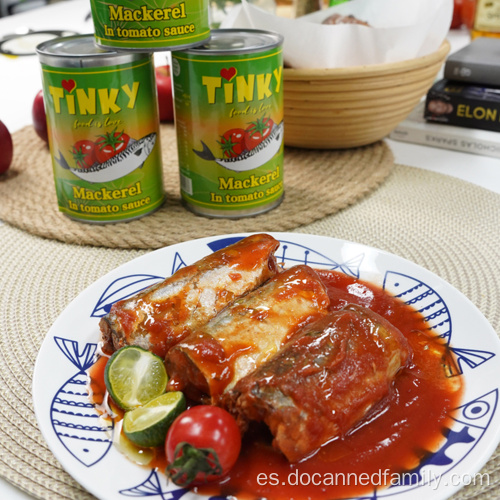 Paciente de comida enlatada docenada en salsa de tomate